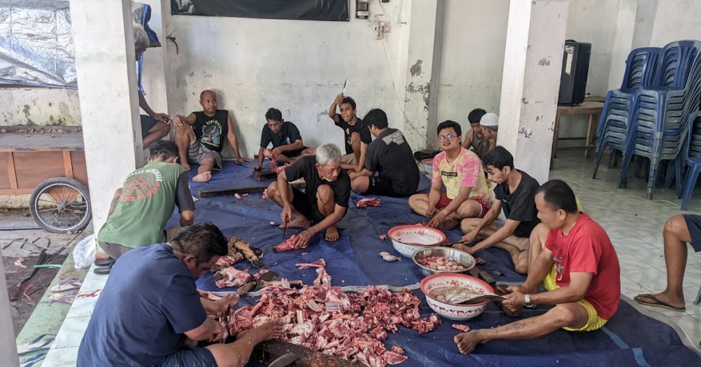 Toleransi Umat Beragama, Warga Pandekluwih Ikut Potong Qurban dalam Dalam Peringatan Hari Idul&nbsp;Adha