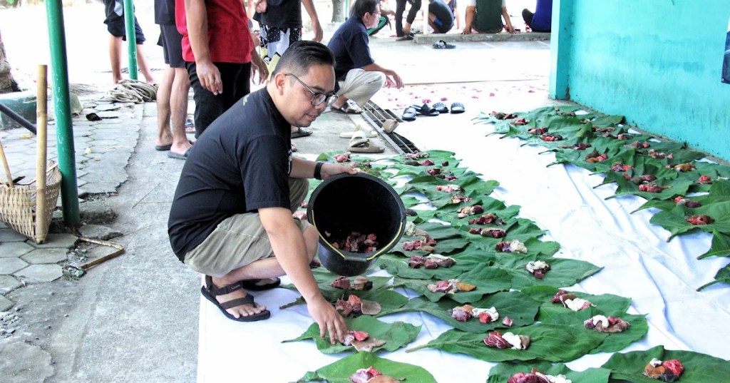 Unik !!! Pembungkus Daging Qurban SMAN 10 Purworejo Menggunakan Daun Jati Hindari Limbah Non&nbsp;Organik