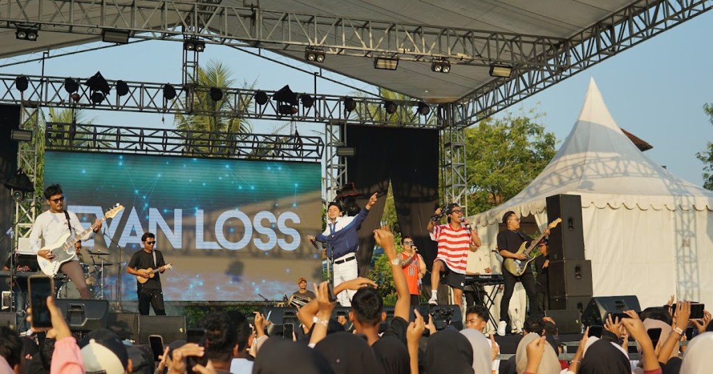 Ambyarkan Smandafest 2024, Evan Loss Berhasil Pikat Penonton di SMAN 2&nbsp;Purworejo