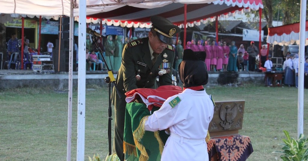 Penurunan Bendera HUT ke-79 RI di Lapangan Widoro Pituruh Dipimpin oleh Danramil R. Djarot&nbsp;Sunarto