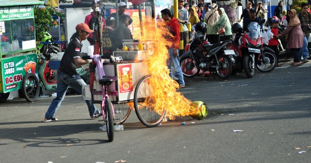 Insiden Kebakaran Tabung Gas Penjual Cilok saat Karnaval&nbsp;Purworejo