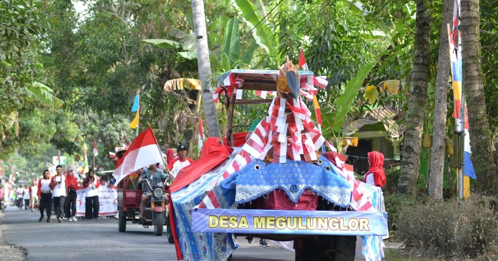 Warga Desa Megulunglor Peringati HUT RI ke-79 dengan Jalan Sehat dan Karnaval Traktor yang Disulap Jadi Burung&nbsp;Garuda