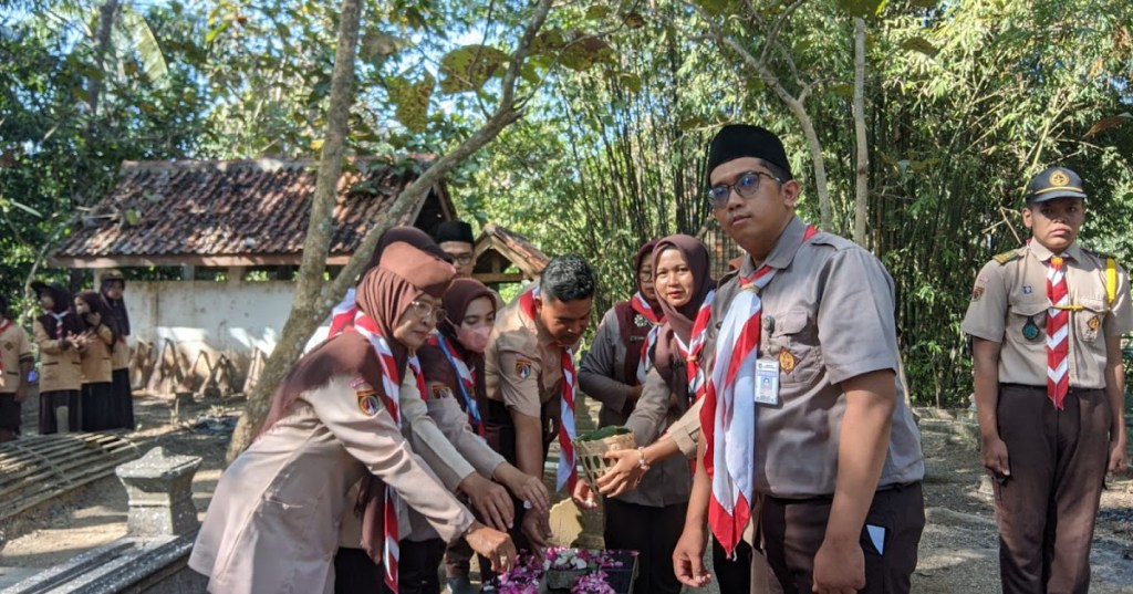 Sambut HUT Pramuka Ke-63, Kwarran Pituruh Adakan Bakti Sosial dan Ziarah&nbsp;Pahlawan