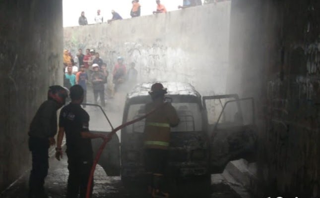 Satu Unit Mobil Suzuki Carry Terbakar Saat Lalui Underpass&nbsp;Besole