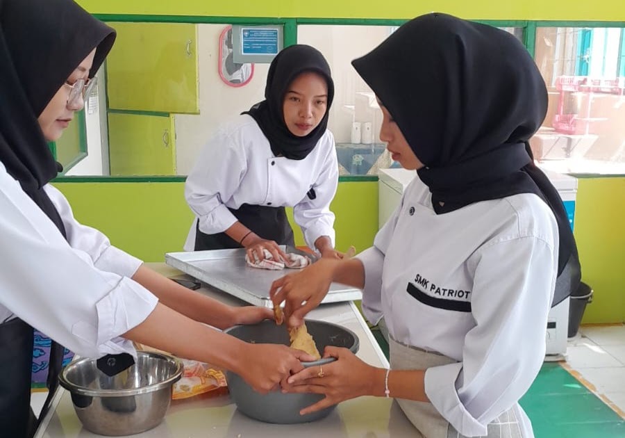 Kegiatan Praktek Membuat Aneka Roti Manis oleh Siswa Kelas XI Prodi Kuliner SMK Patriot&nbsp;Pituruh