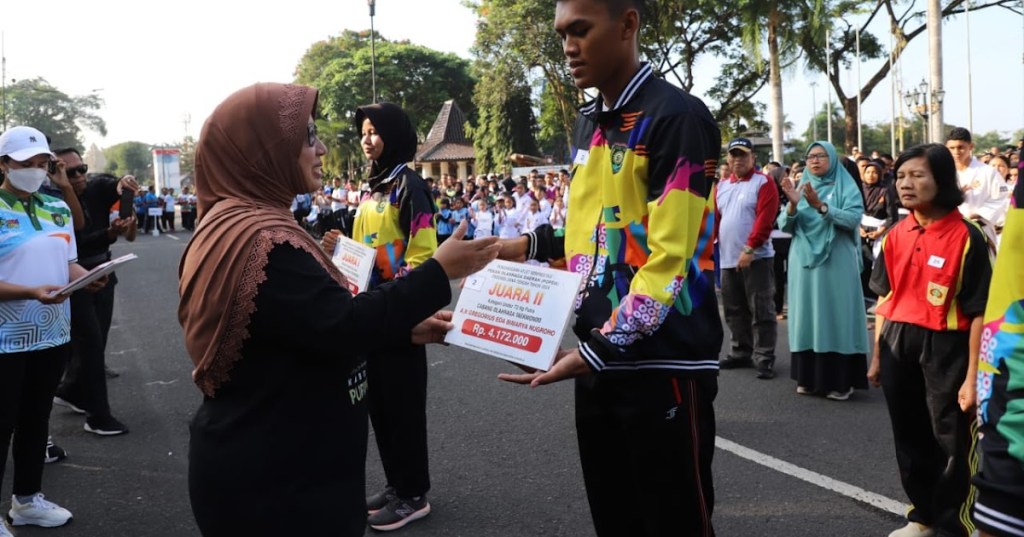 Peringati HAORNAS ke-41, Bupati Serahkan Penghargaan Kepada Atlet&nbsp;Berprestasi